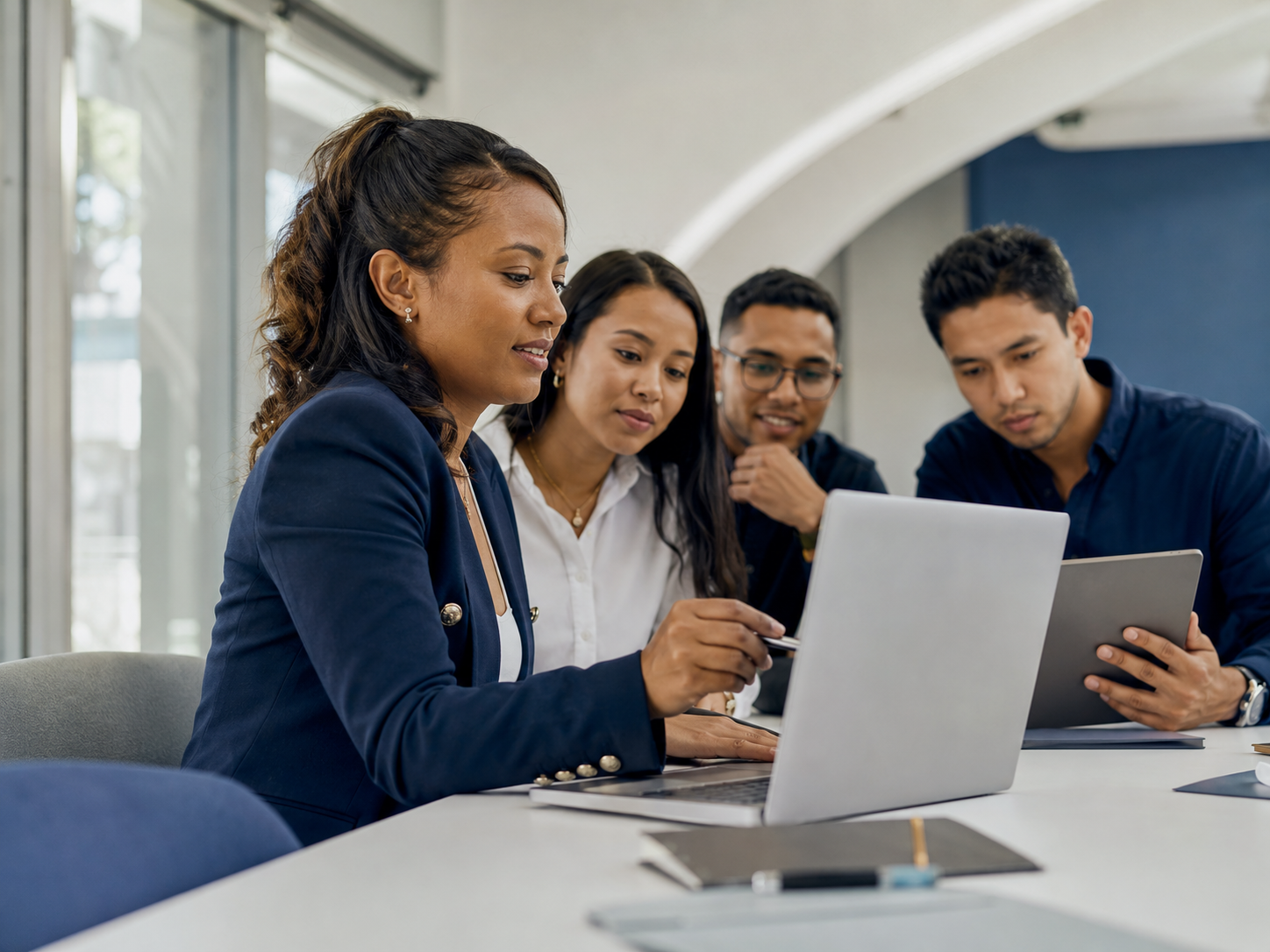 équipe professionnelle collaborant en bureau moderne